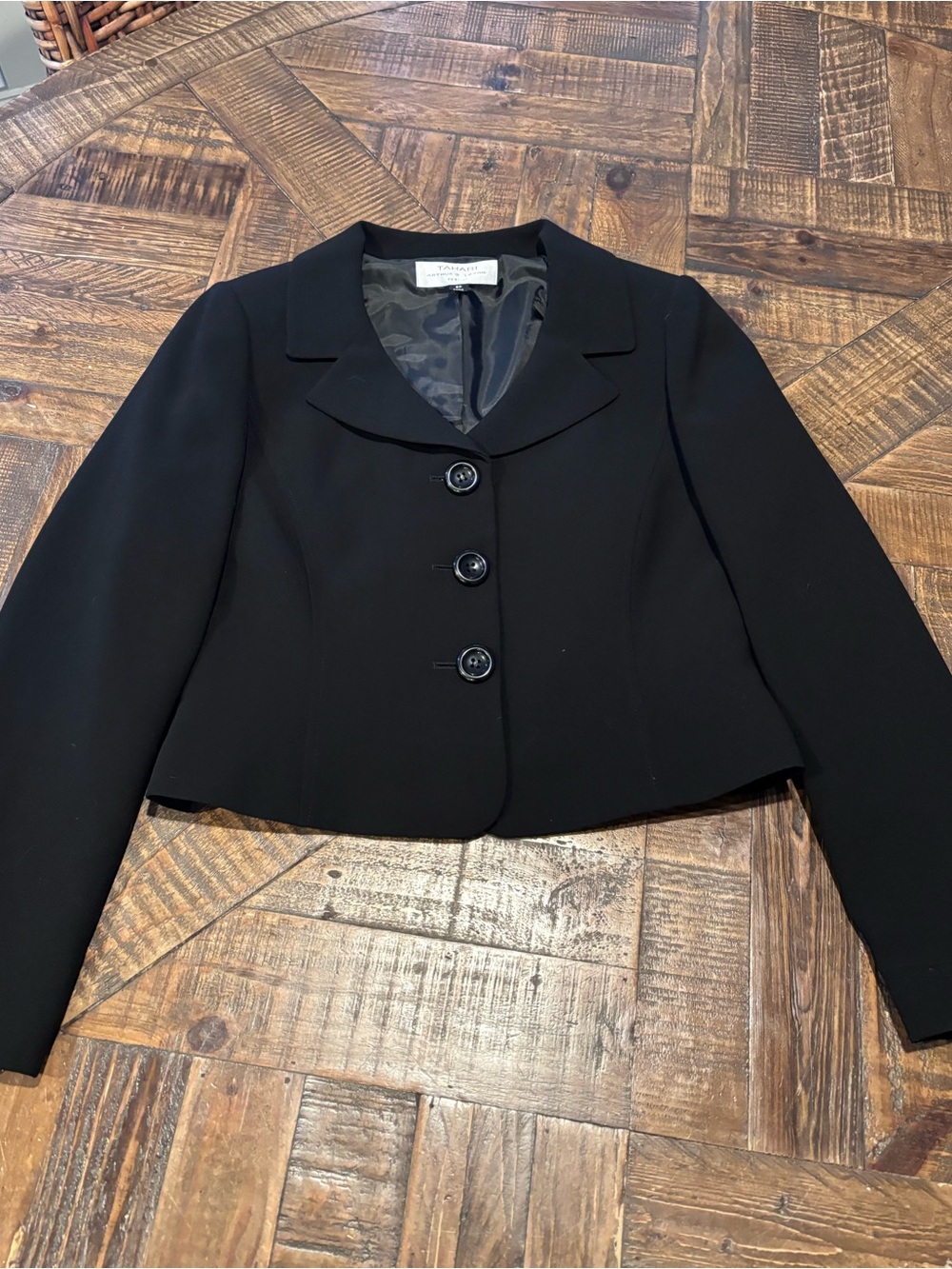 Tahari Arthur S Levine Black , Size 8P
Womens Notch Lapel. Great condition!